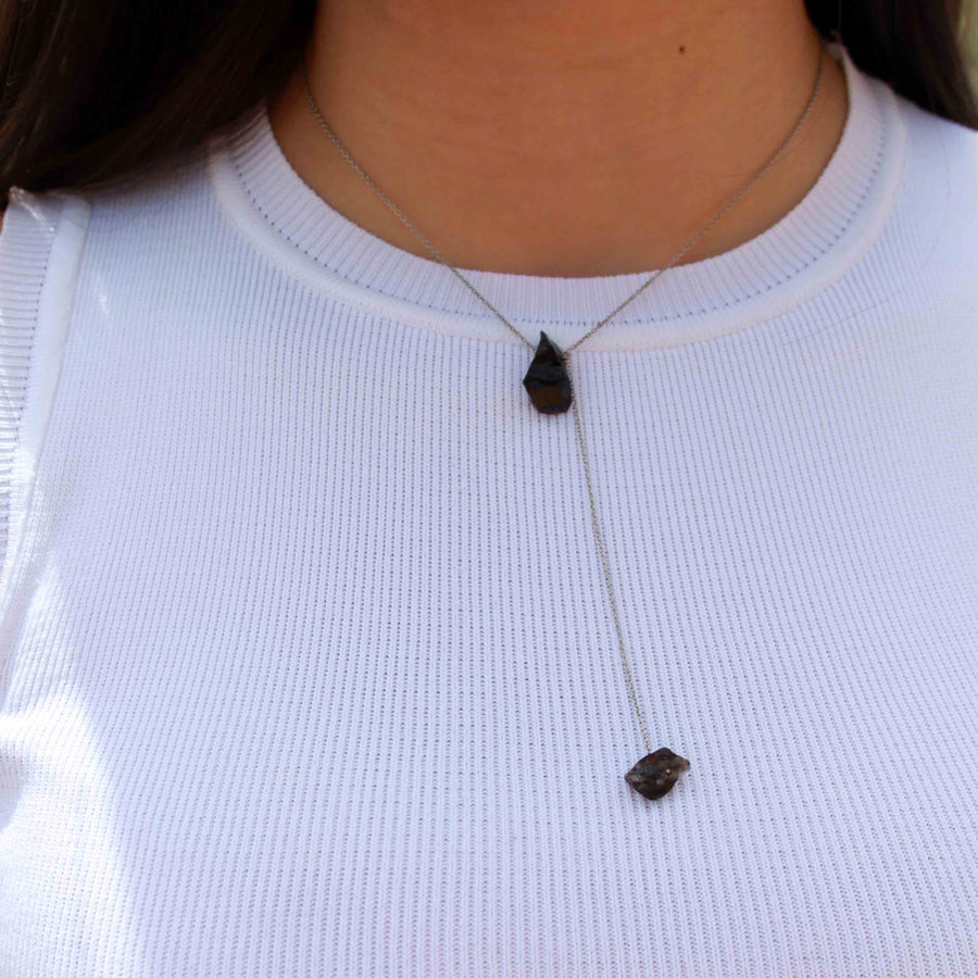 Raw black topaz necklace | Silver chain lariat necklace | Statement necklace with black topaz | Fashion necklace with raw topaz | Trendy black topaz jewelry