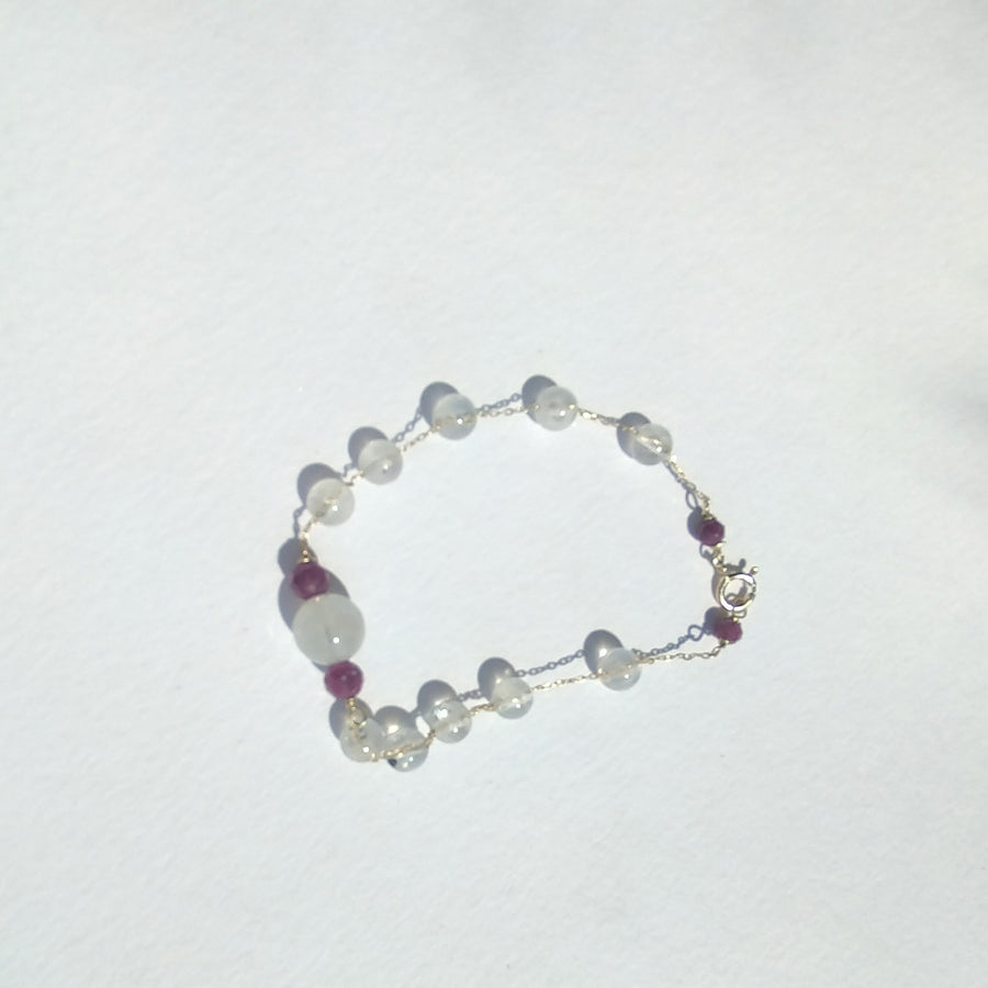 Moonstone bracelet in 18k gold
