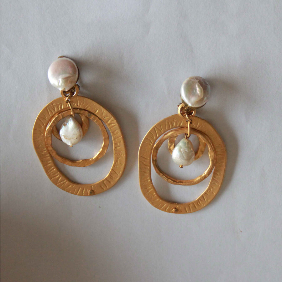 statement pearl earrings | pearl earrings